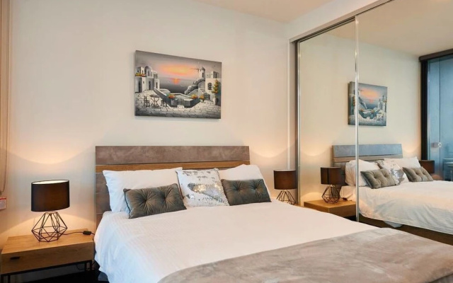 Panoramic Melbourne Views from Stylish Apartment