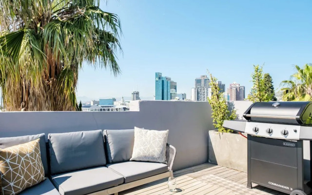 Ultimate Escape in Vibrant De Waterkant at Ishani