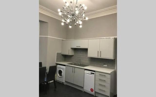 Large 7 bedroom House with Parking near City Centre
