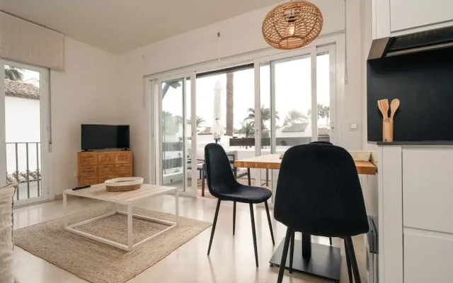Cozy Garden Apartment by Sea