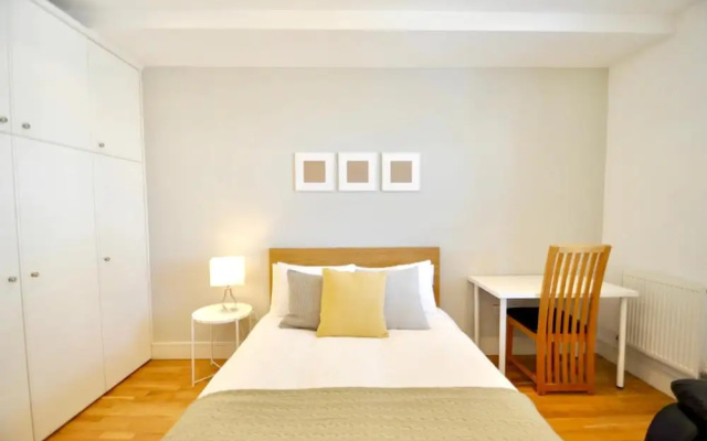 Apartment With 2 Bedrooms in Greater London, With Wifi