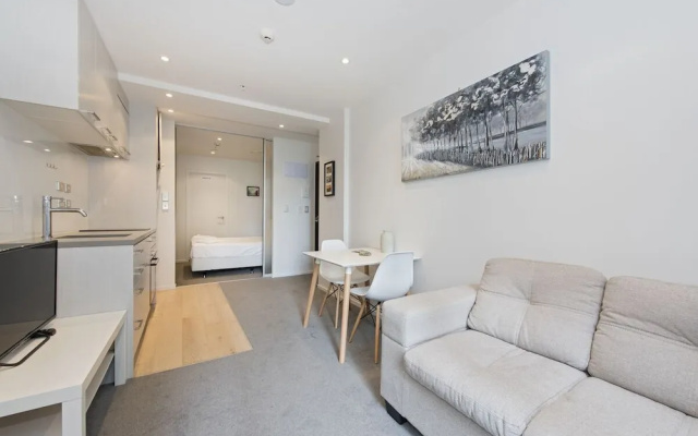 Stylish Modern Studio, Queens Resid, Gym & Pool
