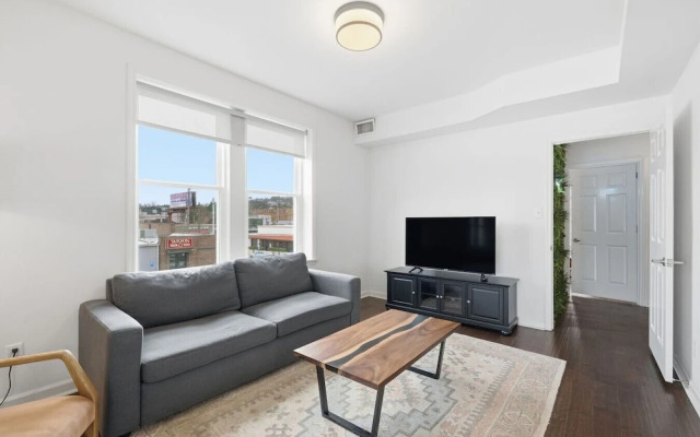 Bright 3BR Aptclose to Universities Parking