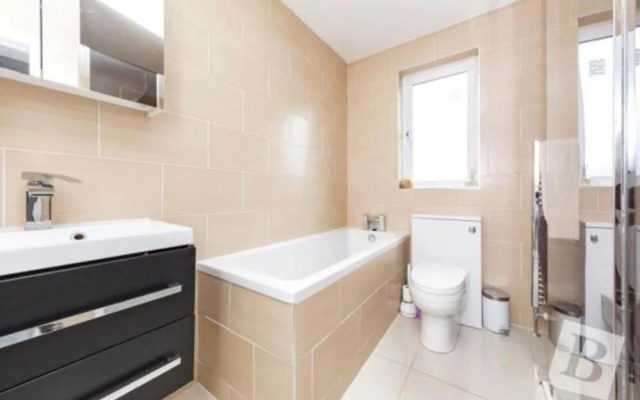 Stunning 4-bed House in Gidea Park