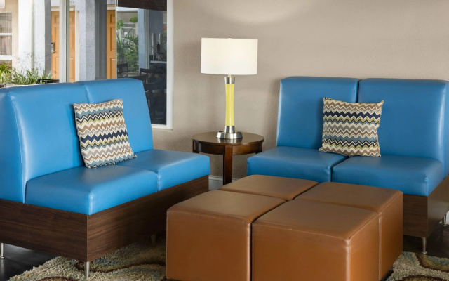Super 8 by Wyndham Ellenton Bradenton Area