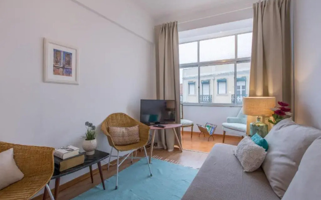 Light Filled Apartment + Free Pick-Up, By TimeCooler