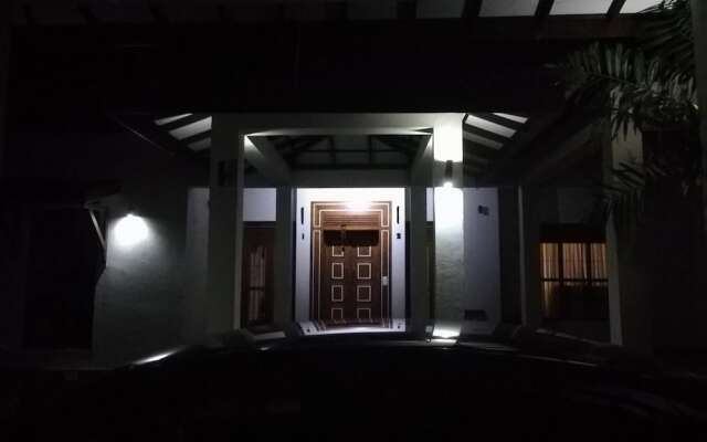 Отель Peacock Garden Villa вид на фасад