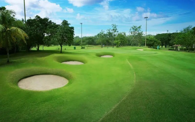 Padang Golf Modern