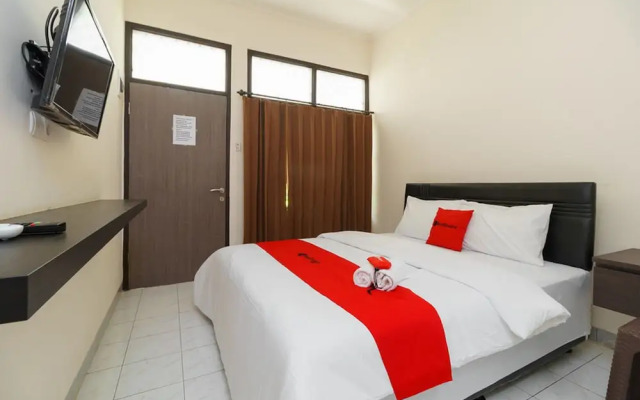 RedDoorz@ Cangkring street Cirebon