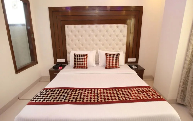 OYO 9420 Hotel Silver Palm