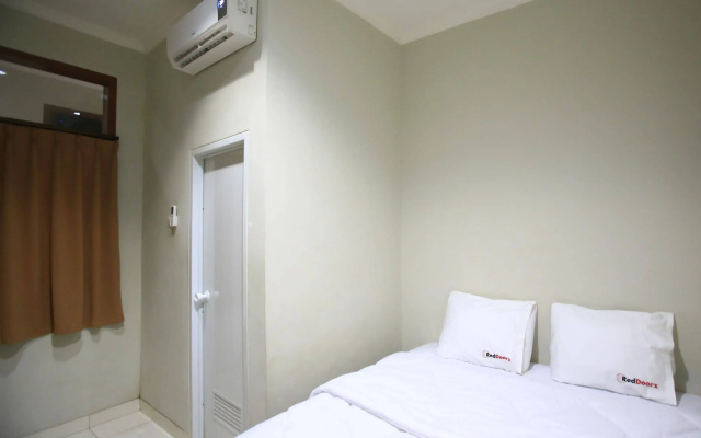 RedDoorz Karet Pedurenan
