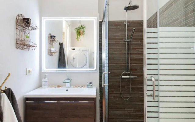 Beautiful Beach Apartment M&B IV by Las Canteras