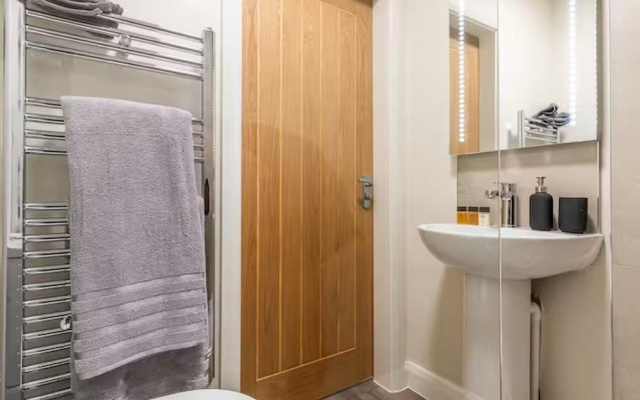 Beautiful 1 Bedroom Apartment Near City Centre