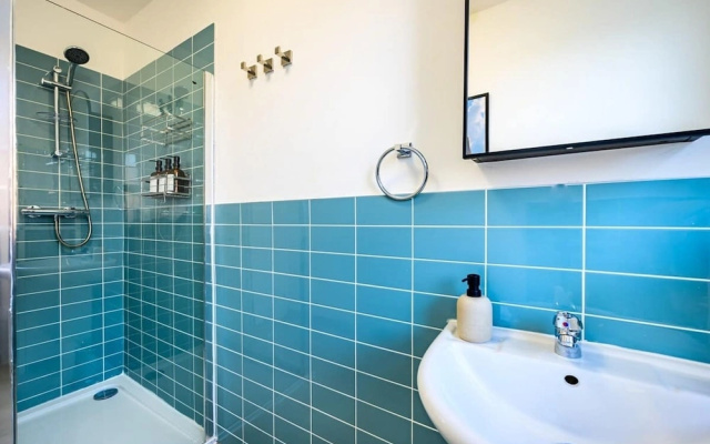 Modern 4-bed Free Parking Work Leisure Stays