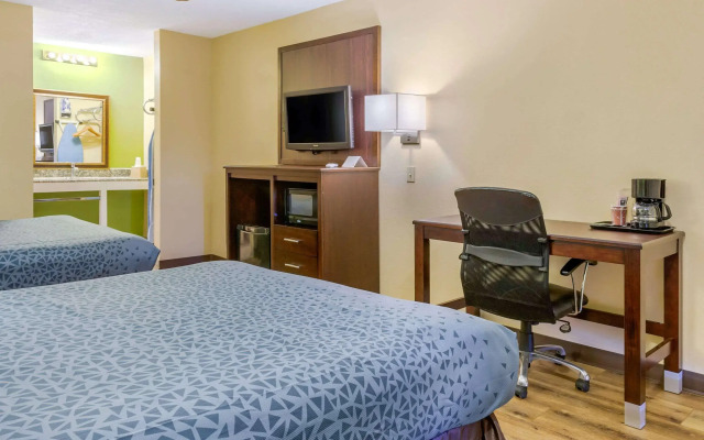 Econo Lodge West - Coors Blvd