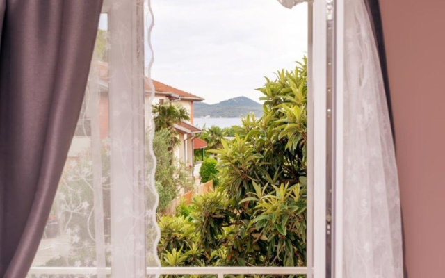 Apartment Darko 2 - 50 m from sea: A6 Sukosan, Zadar riviera