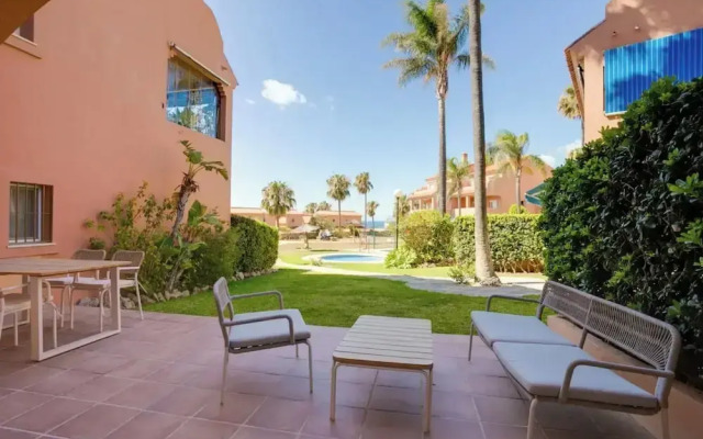 Coastal Retreat-sleeps 8, Sea View, Pool & Parking