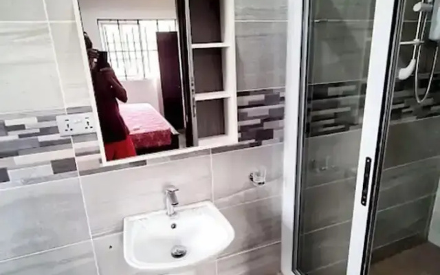 Charming Quiet & Cozy Close to Highway