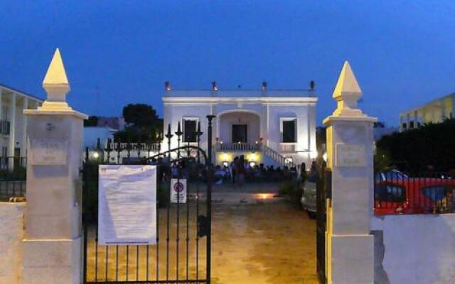Отель Villa Longo De Bellis Бари вид на фасад
