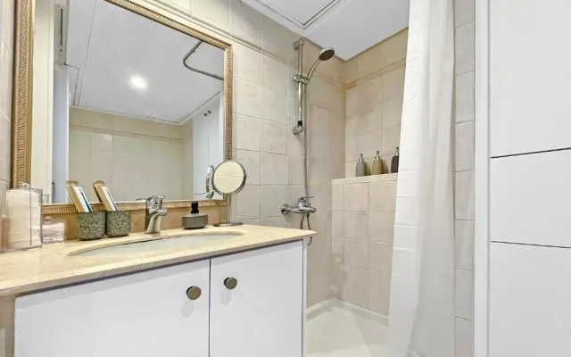 180 SEAVIEW Apt. right on famous beach promenade