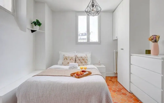 Bright 1BR Bastille Getaway - 4 Guests
