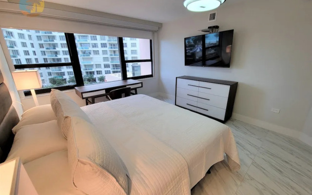 Alexander 611 3 Bedroom Apts by RedAwning