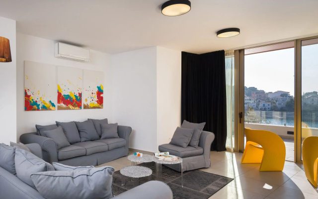 Villa Gloss
