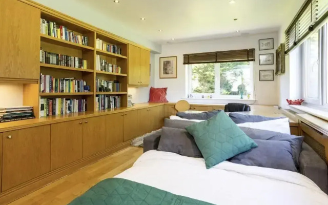 Sleeps10/18-parking-garden-pool-hottub-balcony