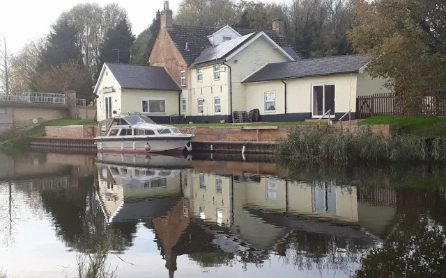 Cottage - Sleeps 3, Parking & Fishing