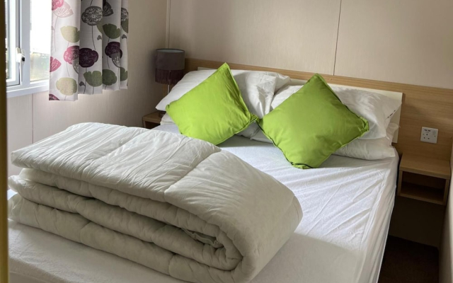 Cabin - Sleeps 6 - Beach 10 Minutes Drive