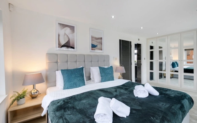 Stunning 5 Bedroom, 3 Bathroom Home in Windsor