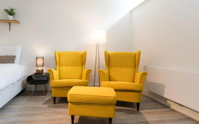 Clean and modern nassau canal apartment