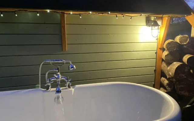 Hobbit Cabin for 2 - Outdoor Bath / Wood Burner