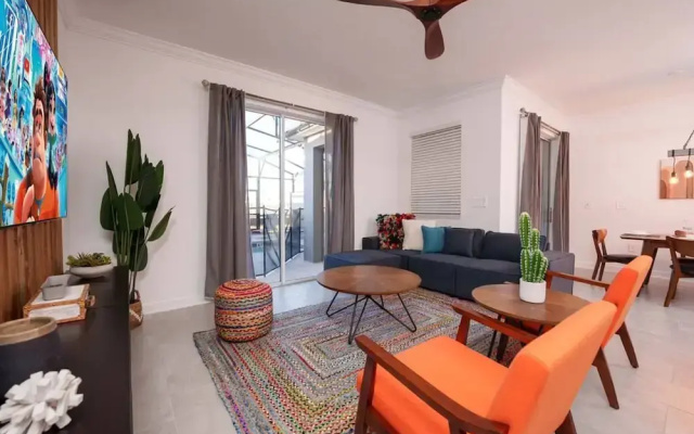 TH 4Br Walking Distance to Club