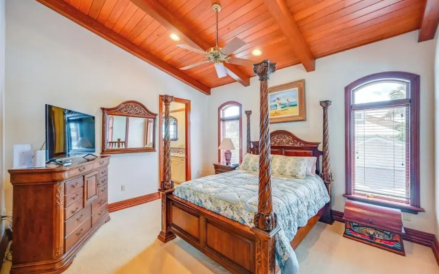 Waterfront Stunner: Effortless Elegance in Naples!
