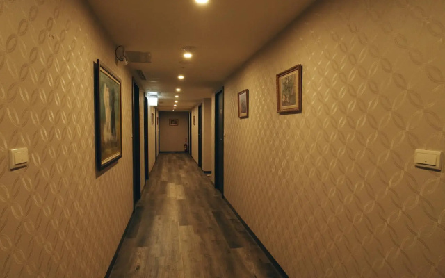 Crystal City Hotel
