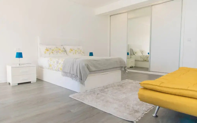 House - Sleeps 3, Free Parking, Garden & Jacuzzi