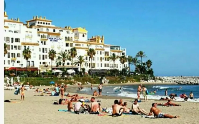 En la playa .Piscinas jardines Puerto Banús