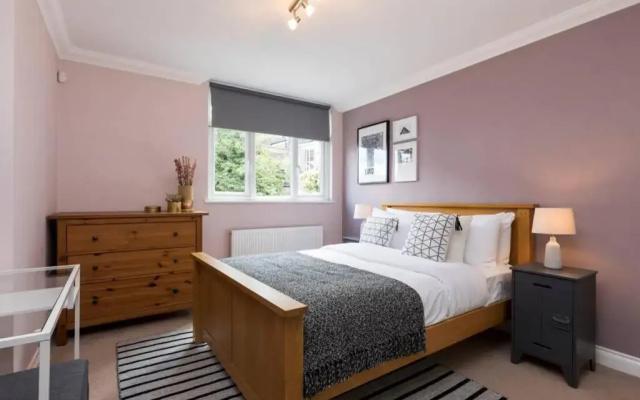 Amazing 4 Bed House wParking 2min walk to Station