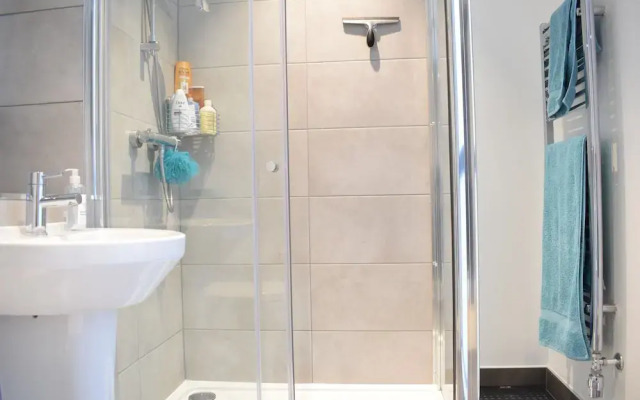 Spacious Greenwich Flat
