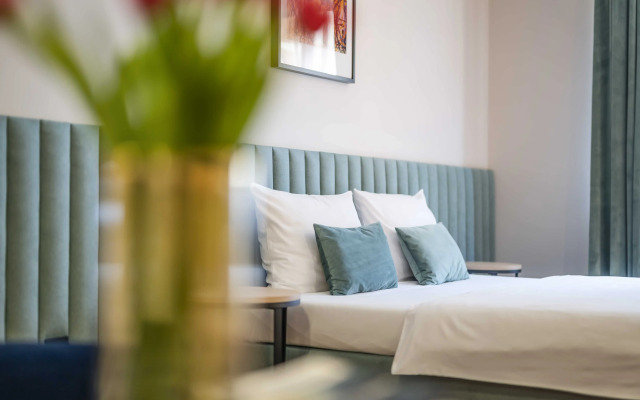 Hotel H12
