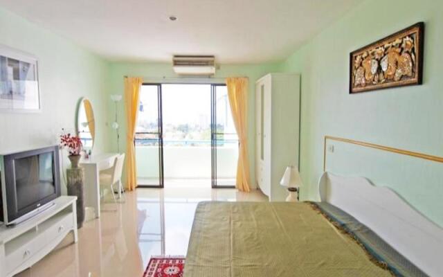 Апартаменты Villa Germania Whirl Pool Apartment Паттайя комната для гостей