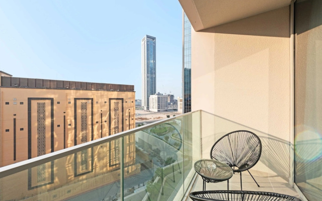 Downtown Apartment w Tower Pool Balcony