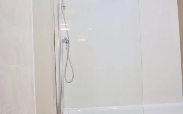2 Bedroom Modern Home Sleeps 4