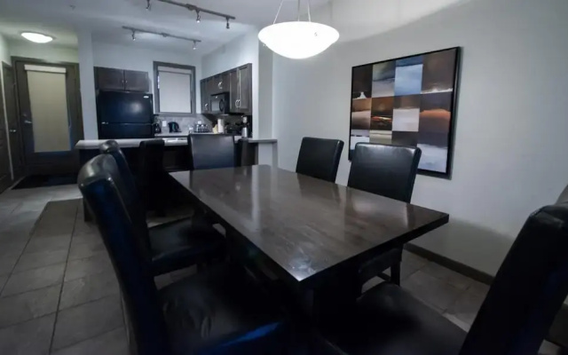 Pool Level 2 Bed, 1 Bath - Unit 371