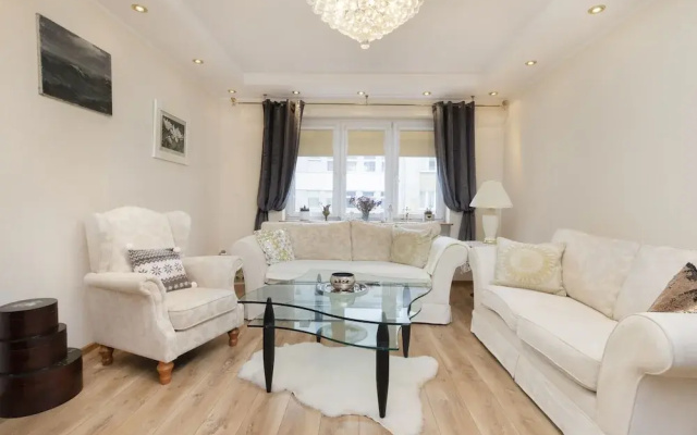 Gdynia Świętojańska Apartment by Renters