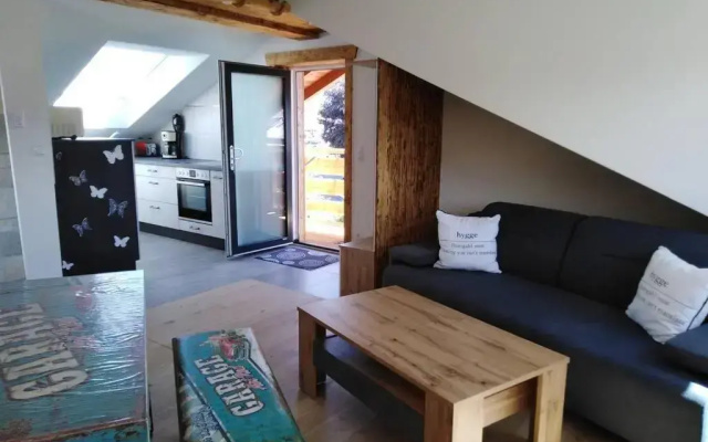 Komplette Dachwohnung mit Balkon und Bergblick