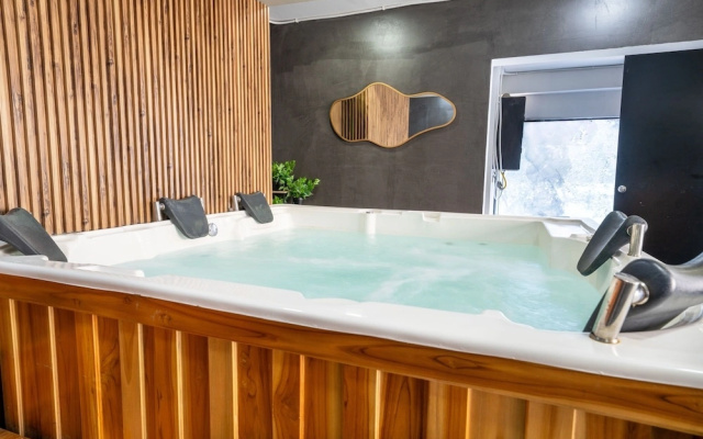 6BD with Balcony Jacuzzi Next to LLERAS