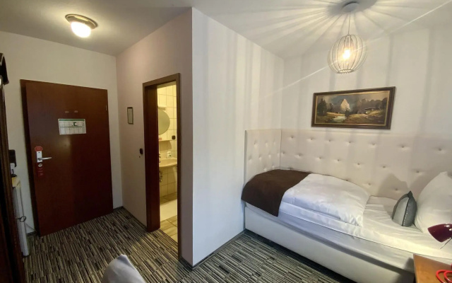 Hotel Attaché