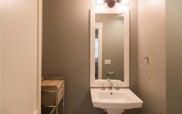 16 E Garrison Place